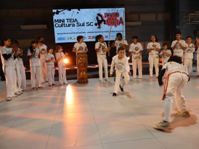 Grupo de Capoeira Meninos do Futuro participa da Mini TEIA Cultura Sul SC em Criciúma