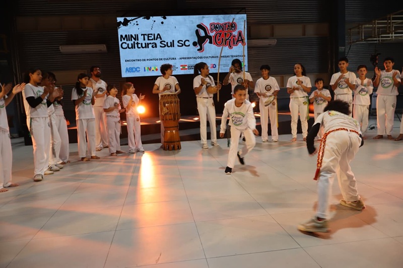 Grupo de Capoeira Meninos do Futuro participa da Mini TEIA Cultura Sul SC em Criciúma