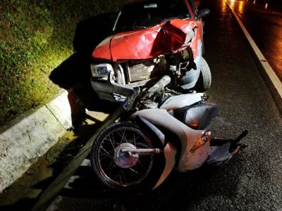 Saída de pista fere condutor de automóvel em Turvo e colisão deixa ocupantes de motocicleta feridos na Gaivota  