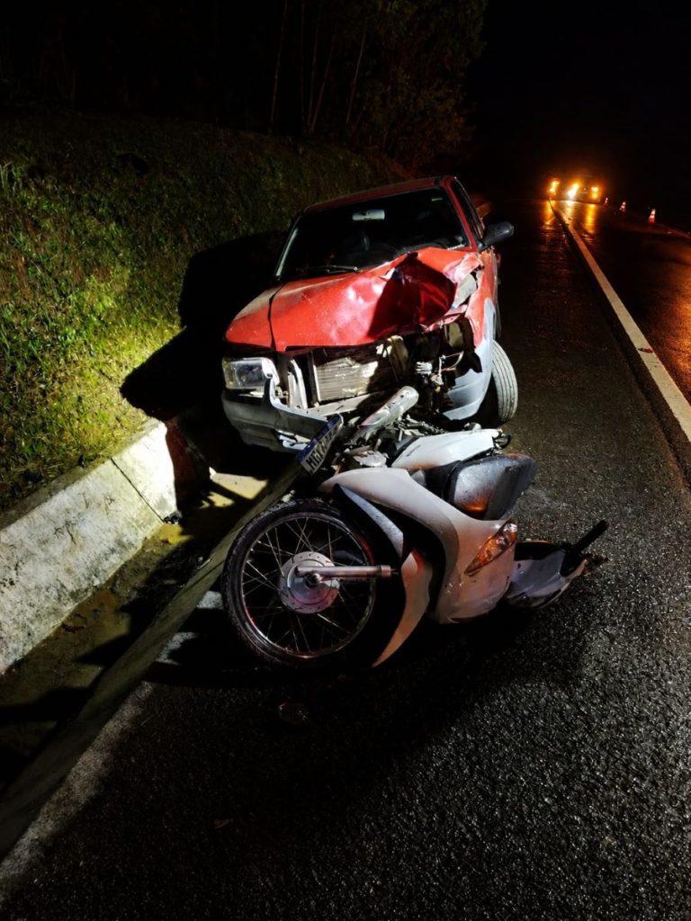 Saída de pista fere condutor de automóvel em Turvo e colisão deixa ocupantes de motocicleta feridos na Gaivota  