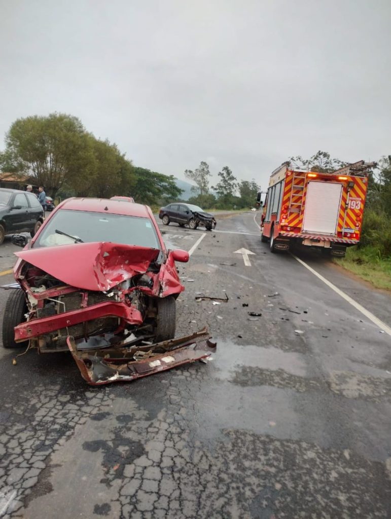 Colisão envolve três veículos e deixa dois feridos em rodovia no interior de Sombrio