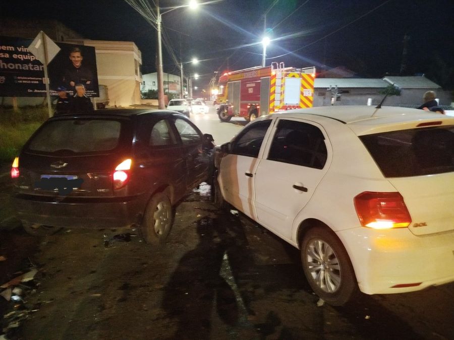 Colisão envolve dois automóveis e fere condutora no Centro de Turvo