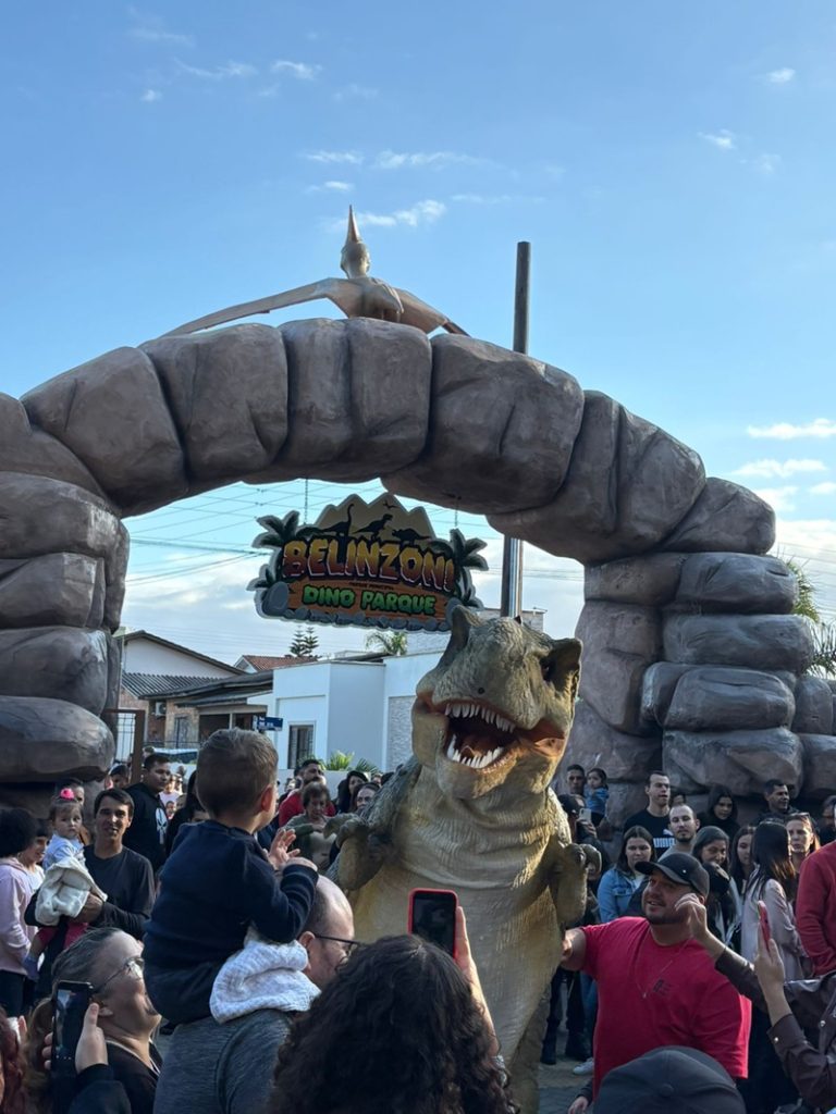 Fenômeno de público: Belinzoni Dino Parque recebe mais de 12 mil visitantes em um único dia e impulsiona economia de Araranguá