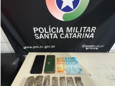 Dupla de traficantes é presa com maconha, cocaína e dinheiro em Passo de Torres