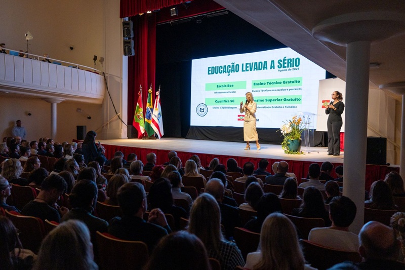 Governo de Santa Catarina apresenta programas para ampliar ensino em tempo integral e corrigir atrasos no aprendizado entre séries