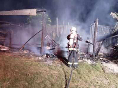 Incêndio mobiliza bombeiros e destrói galpão no interior de São João do Sul