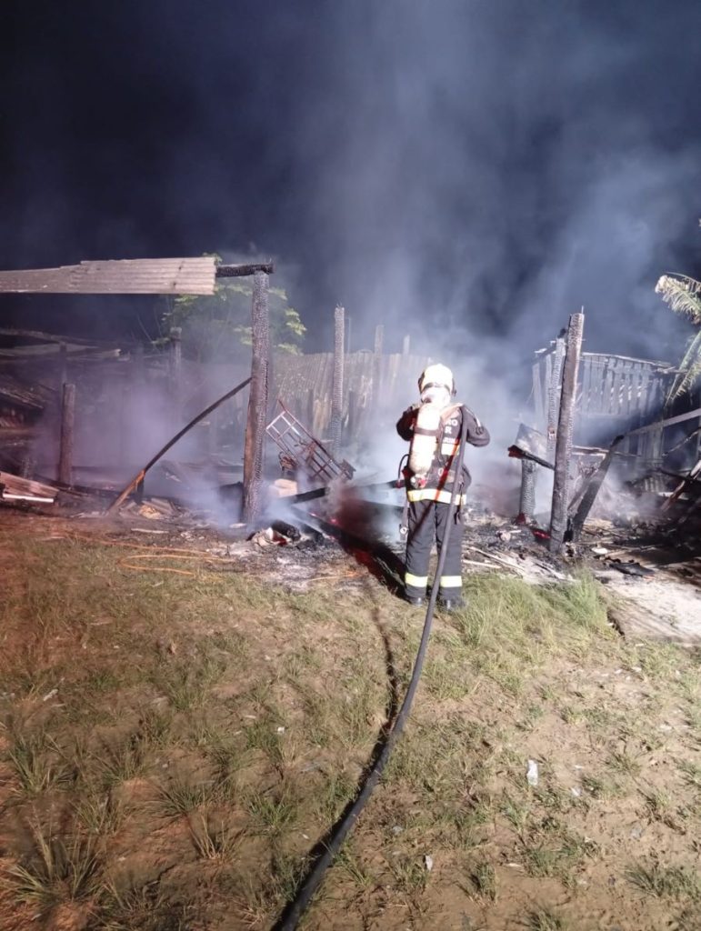 Incêndio mobiliza bombeiros e destrói galpão no interior de São João do Sul