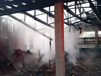 Incêndio consome galpão no interior de Santa Rosa do Sul