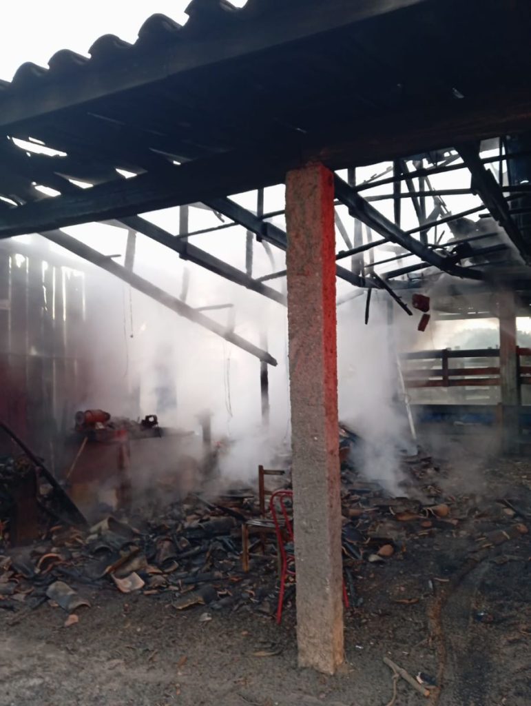 Incêndio consome galpão no interior de Santa Rosa do Sul