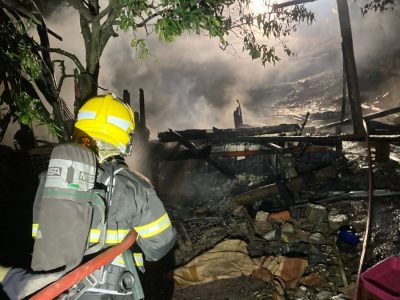 Incêndio consome residência próximo a morro na Coloninha em Araranguá