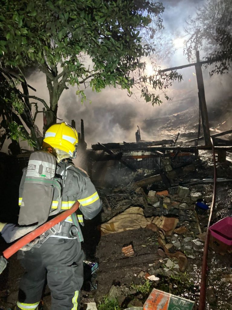 Incêndio consome residência próximo a morro na Coloninha em Araranguá