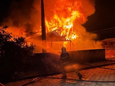Incêndio consome casa de madeira e mobiliza bombeiros no bairro São Luiz em Turvo