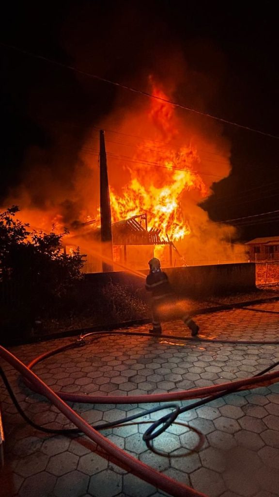 Incêndio consome casa de madeira e mobiliza bombeiros no bairro São Luiz em Turvo