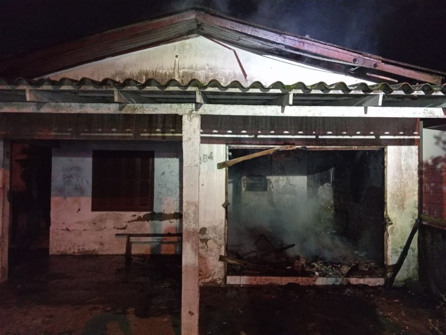 Incêndio atinge garagem de casa desabitada durante a madrugada em Balneário Gaivota