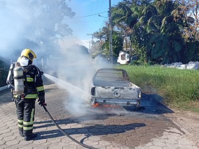 Incêndio consome pick-up no interior de São João do Sul