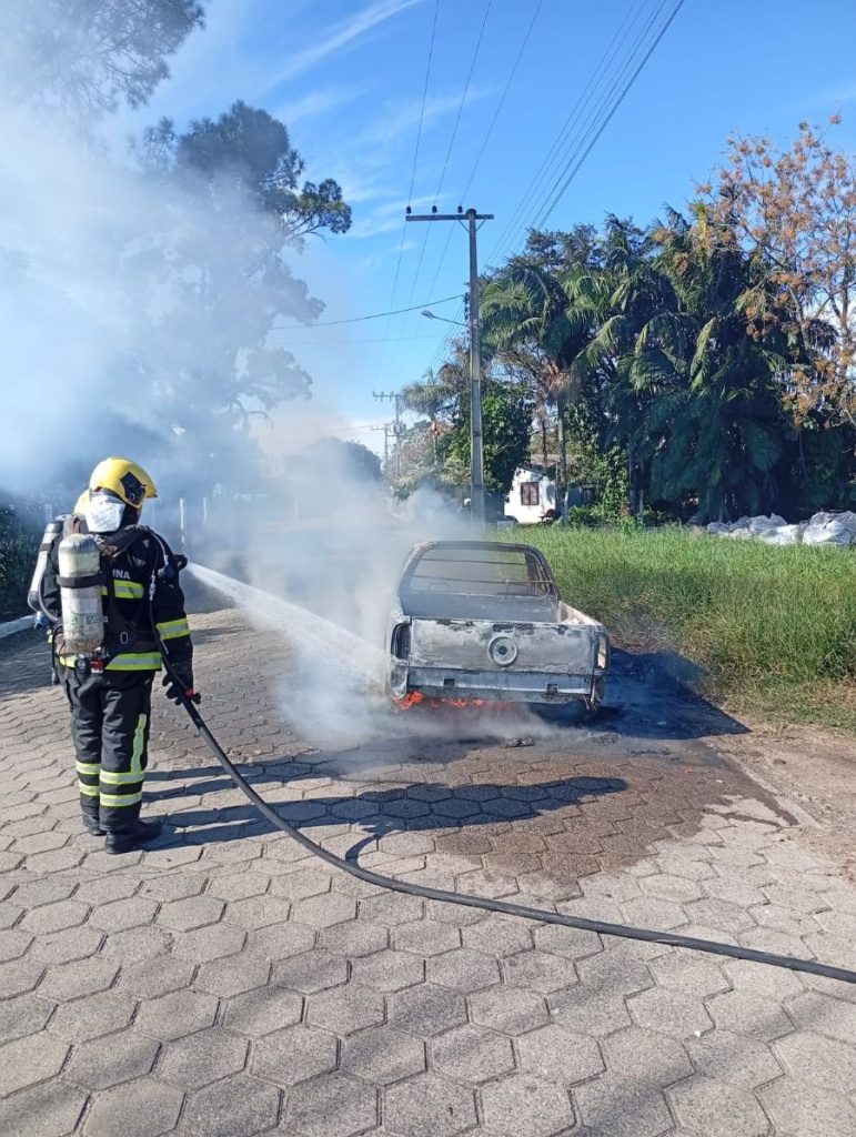 Incêndio consome pick-up no interior de São João do Sul