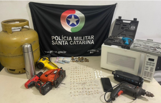 Homem e mulher são presos por tráfico de drogas e receptação em Balneário Gaivota