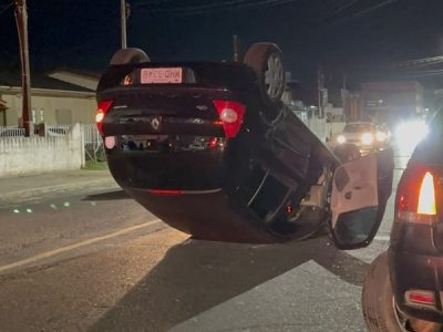 Veículo capota no bairro Coloninha em Araranguá