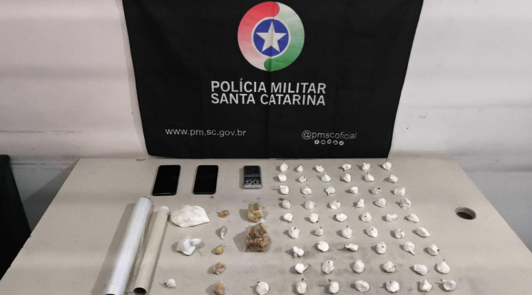 Traficante que ameaçou psicologicamente a esposa é preso com mais de meio quilo de drogas no interior de Sombrio