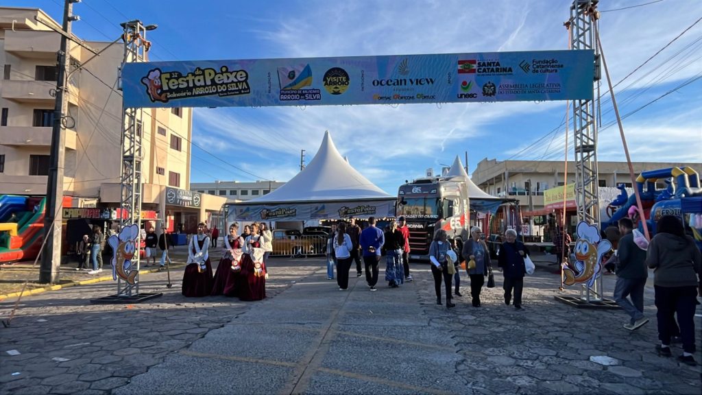 Rádio Araranguá realiza programação especial ao vivo da Festa do Peixe