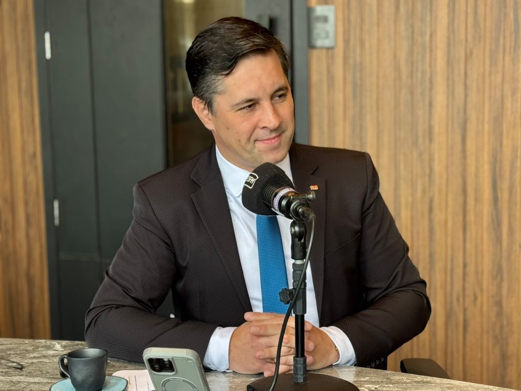 Advogado detalha Projeto de lei que amplia proteção a profissionais da saúde e educação, enquanto decretos sobre redes sociais geram debate jurídico
