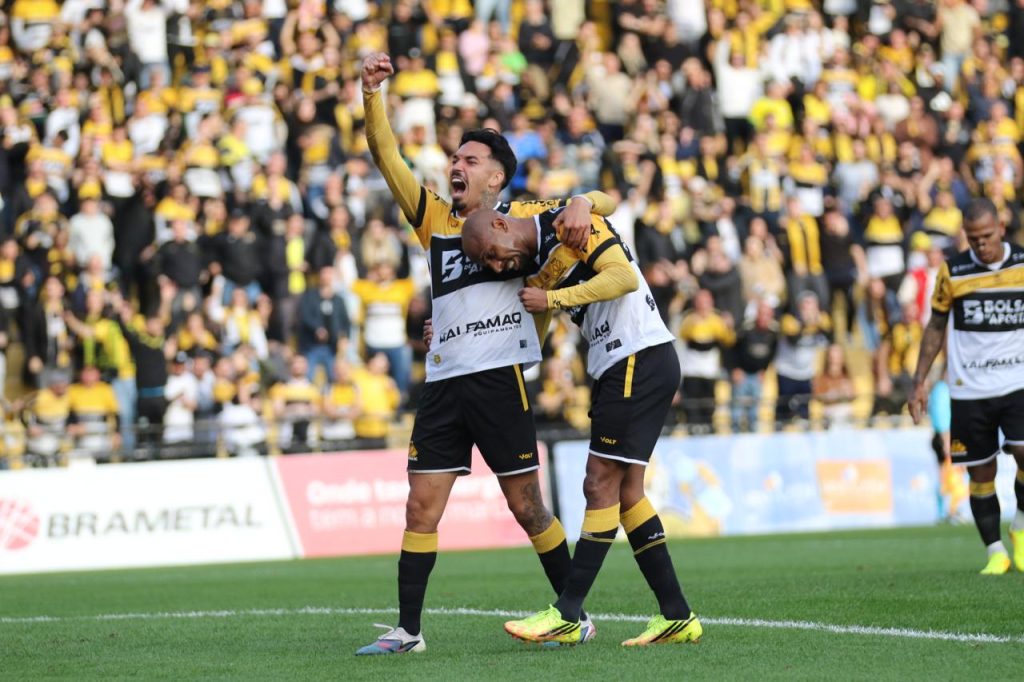 Criciúma vence o Sport e cola na liderança da Série B