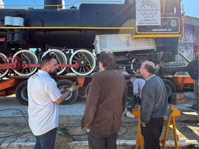 Prefeito Cesar acompanha instalação da histórica locomotiva Henschel na Barranca, novo marco da memória ferroviária de Araranguá