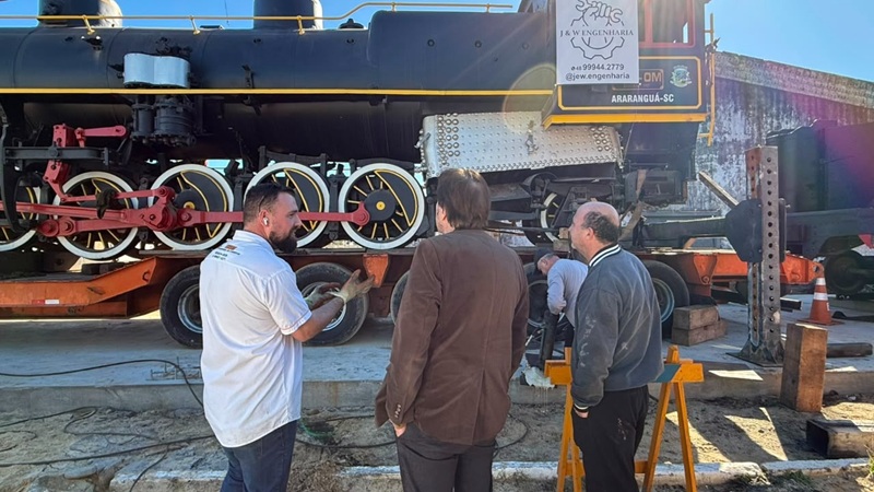 Prefeito Cesar acompanha instalação da histórica locomotiva Henschel na Barranca, novo marco da memória ferroviária de Araranguá