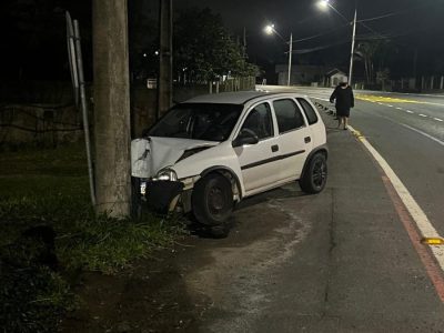 Veículo colide em poste e fere mulher na rodovia de acesso ao Morro dos Conventos