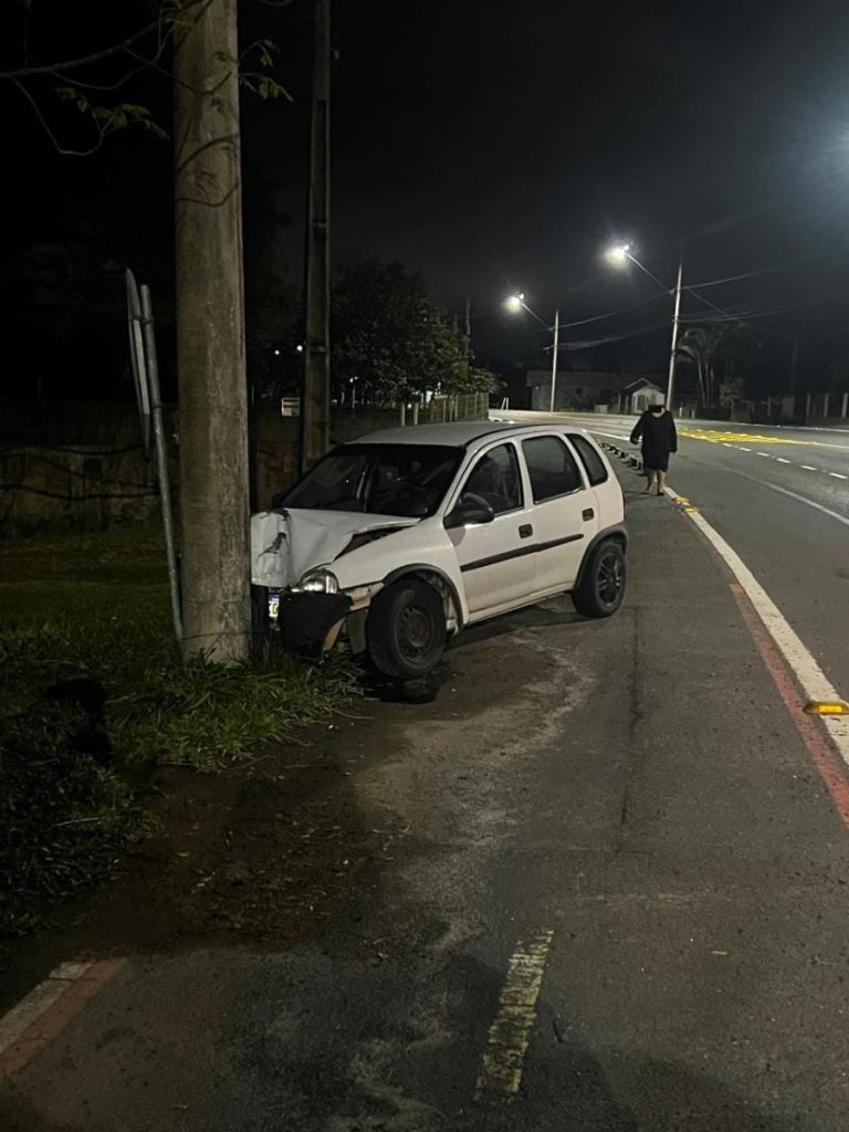 Veículo colide em poste e fere mulher na rodovia de acesso ao Morro dos Conventos