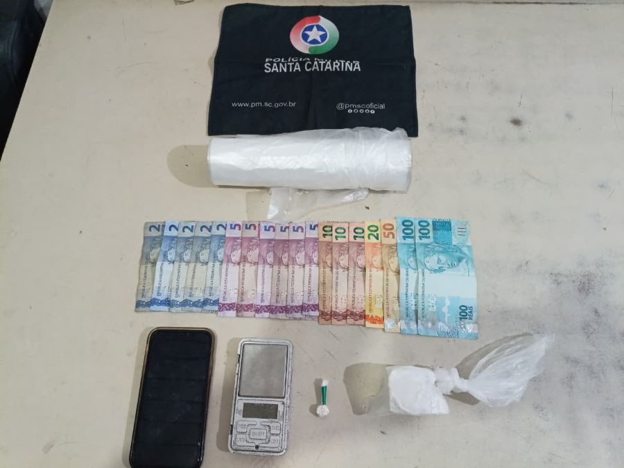 PM prende mulher com drogas e dinheiro em Passo de Torres e traficante com mandado de prisão no Arroio do Silva