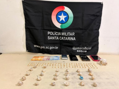 PM prende acusadas de tráfico de drogas em Sombrio e condenado por violência doméstica em Araranguá