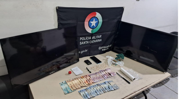 Polícia Militar prende duas mulheres que vendiam maconha, cocaína e crack na Gaivota