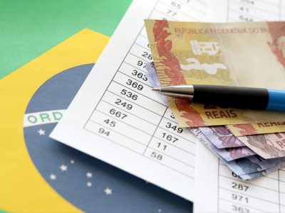 Tarifaços dos EUA diminuem confiança do consumidor e acendem alerta para economia