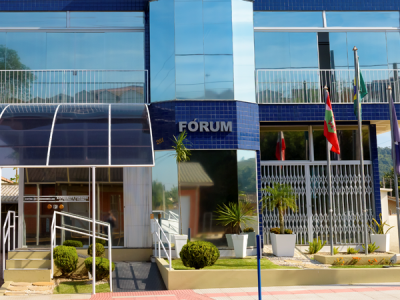 Homem acusado de tentar matar a companheira a facadas na frente do filho de seis anos será julgado na próxima terça-feira em Meleiro