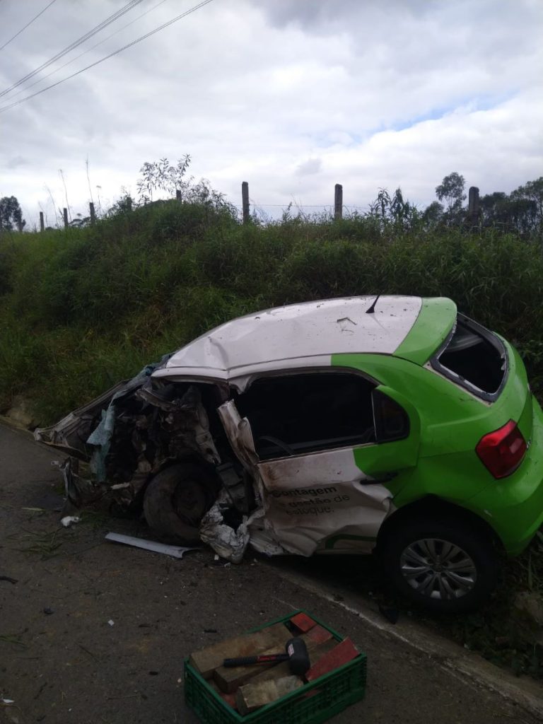 Colisão com caminhão mata condutor de automóvel em Criciúma