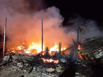 Incêndio consome casa de madeira e mobiliza bombeiros em Sombrio