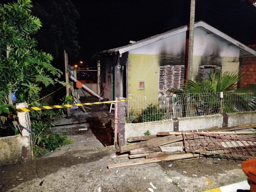 Incêndio provoca danos a telhado e interior residência em Turvo