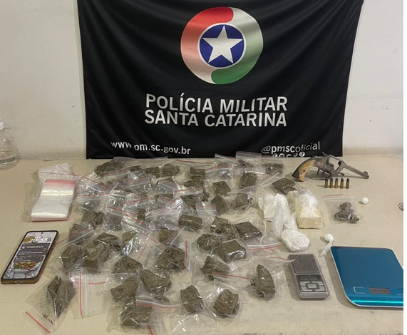 Traficante é preso com arma de fogo e mais de um quilo de maconha em Balneário Gaivota