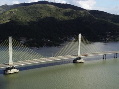 Força-tarefa com 50 profissionais mantém trabalho de reparo 24 horas por dia na Ponte Anita Garibaldi