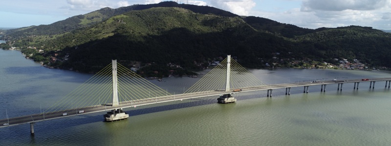 Força-tarefa com 50 profissionais mantém trabalho de reparo 24 horas por dia na Ponte Anita Garibaldi