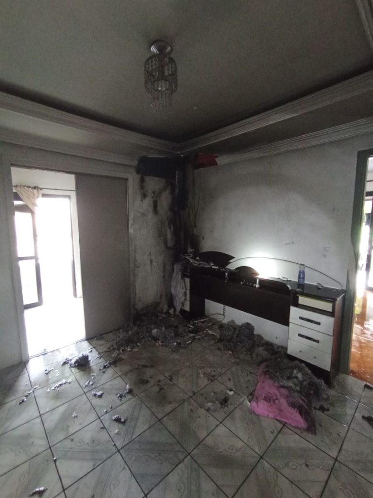 Principio de incêndio causa danos a residência em Sombrio e mobiliza bombeiros