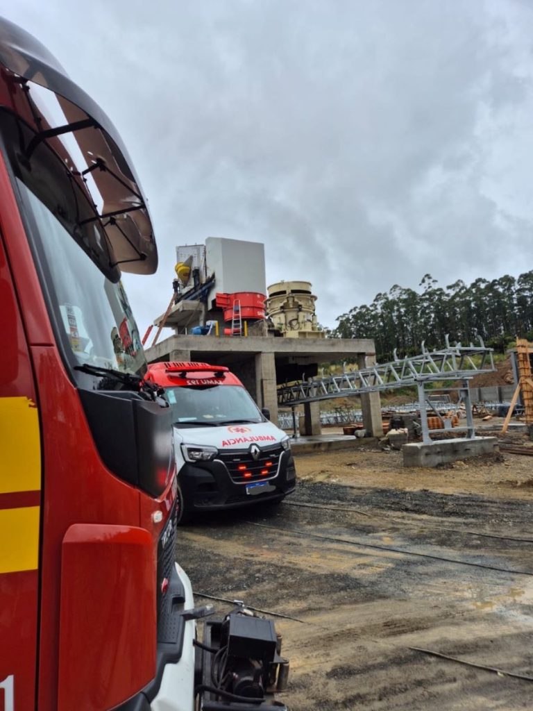 Queda de maquina industrial fere trabalhador em Maracajá