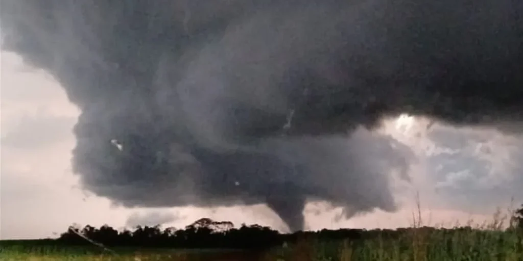 Tornado provoca destruição, deixa feridos e mobiliza equipes de emergência no Rio Grande do Sul