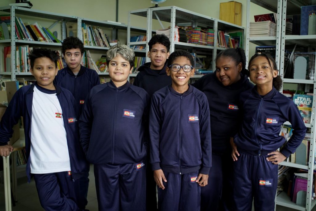 Governo de Santa Catarina entrega uniformes de inverno aos estudantes da rede estadual