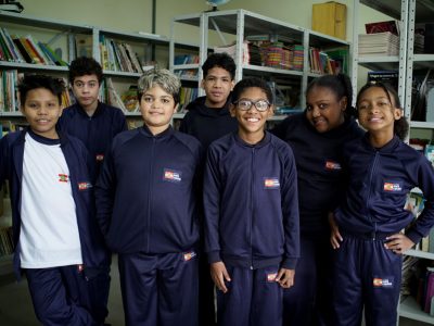 Governo de Santa Catarina entrega uniformes de inverno aos estudantes da rede estadual