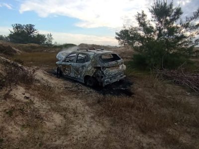 Incêndio consome veículo no interior da Gaivota e colisão fere motociclista na Barranca em Araranguá