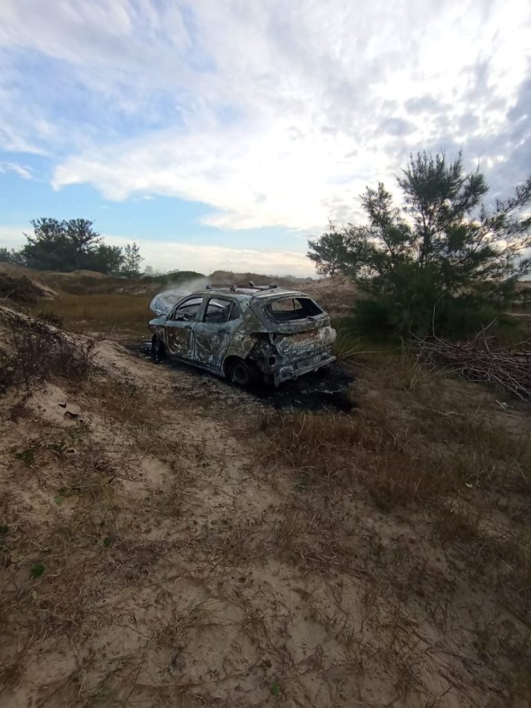 Incêndio consome veículo no interior da Gaivota e colisão fere motociclista na Barranca em Araranguá