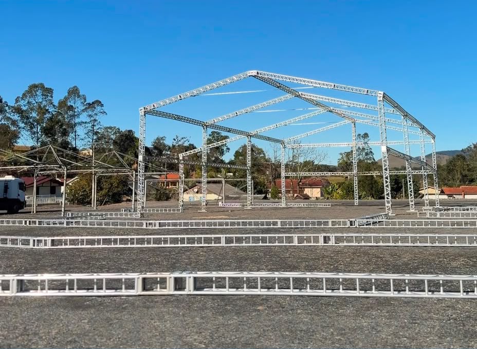 Estrutura da Festa do Agricultor começa a ganhar forma e anuncia evento histórico em Lauro Müller
