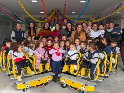 Educação de Araranguá entrega carrinhos de passeio coletivo